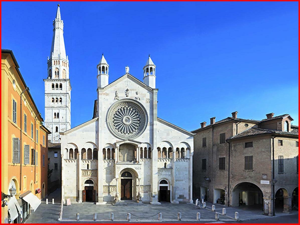Empire - Casa Vacanze Modena Bagian luar foto